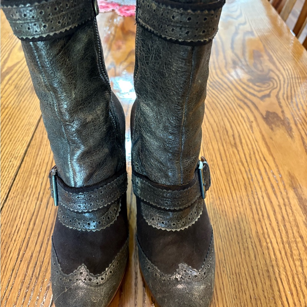 Modern Vintage brown boots, genuine leather, heels need to be resoled (see pics)